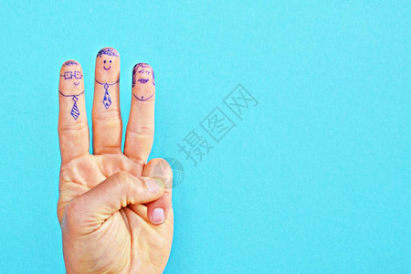 在一个中年男子的食指和中指上图片