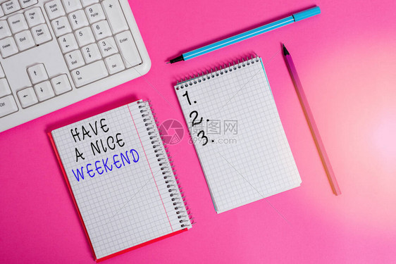 写笔记显示周末愉快祝某人节日快乐的商业理念书写设备和电脑用品放在图片
