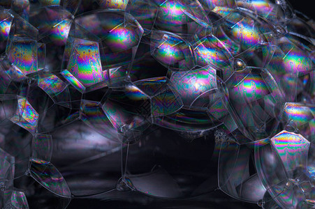 黑色背景气泡中的彩虹图片