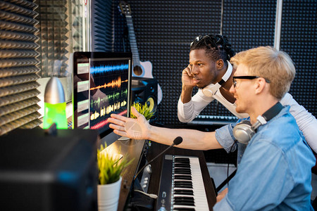 非洲青年音乐家在电脑屏幕上观看声波图片
