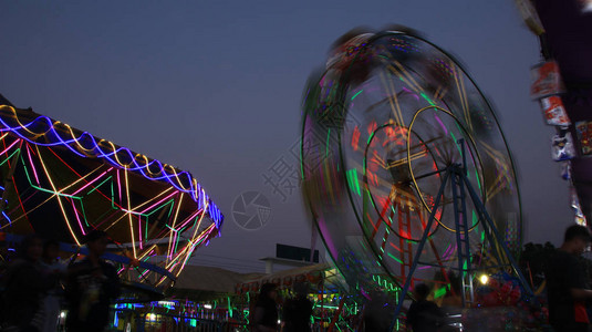 晚上夜景的游乐园图片