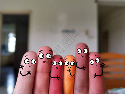 六个手指被装饰成六个人他们正在家里聚会他们来图片