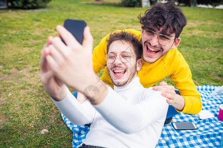 两个男人朋友在户外玩selie玩得开心图片