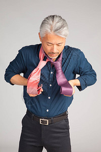 男人怀疑领带的选择图片