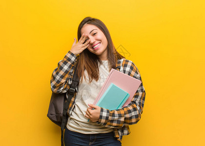 年轻女学生既尴尬又笑图片