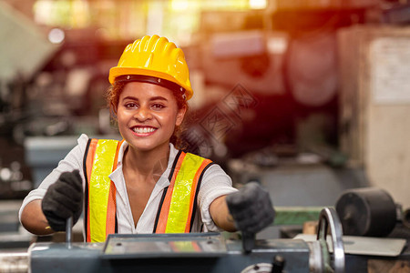 戴着安全帽的女工在业厂里用钢机开心图片
