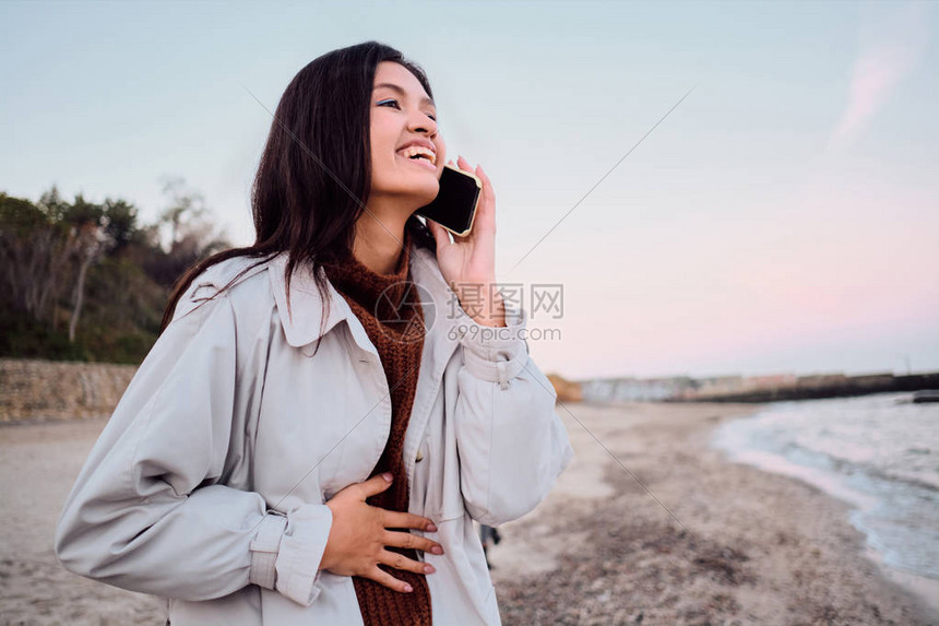 相当积极的亚洲黑发女孩在海滩上愉快图片