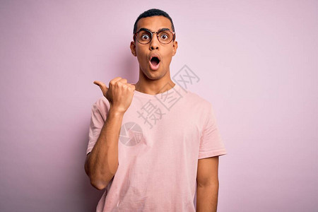 非洲帅哥穿着随身穿T恤和眼镜的粉红色背景图片