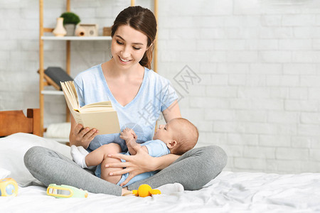 幼儿早期发育年轻母亲读书给婴儿看图片