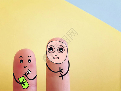 两只手指被装饰成两个人两人都在尝试新的皮肤护理产图片