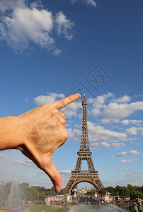 在法国巴黎的埃菲尔铁塔上使图片