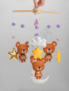 毛毡制成的彩色儿童手机它由熊星月亮云彩和气球玩具组成灰色背景图片