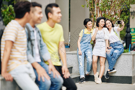 笑的亚洲青年学生图片