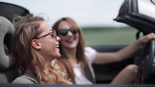 两位时髦女孩乘坐敞篷车旅行朋友短图片