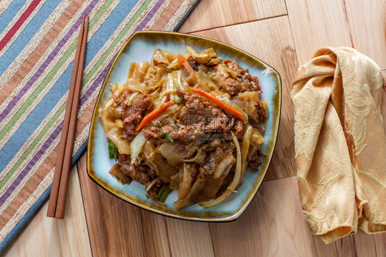 新鲜的炒牛肉饼用大米饭卷图片