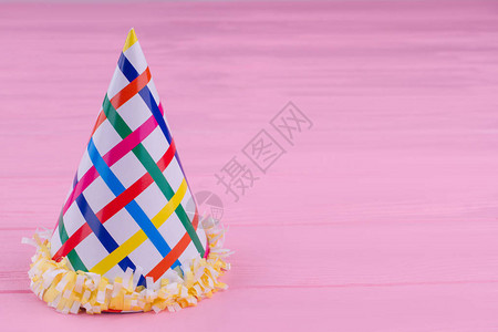 生日庆典用纸盒帽子彩色背景和影印空间的纸板帽图片