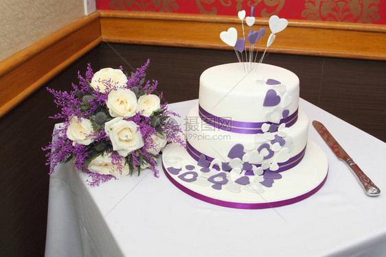 婚礼蛋糕和鲜花图片