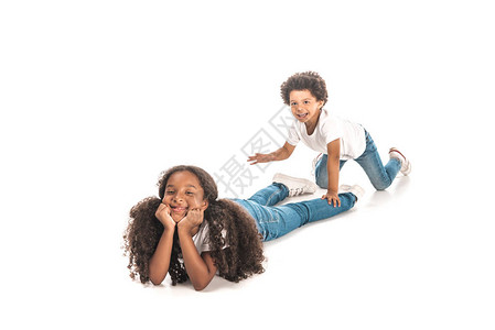 快乐的非裔美国男孩偷跑到躺着的妹图片
