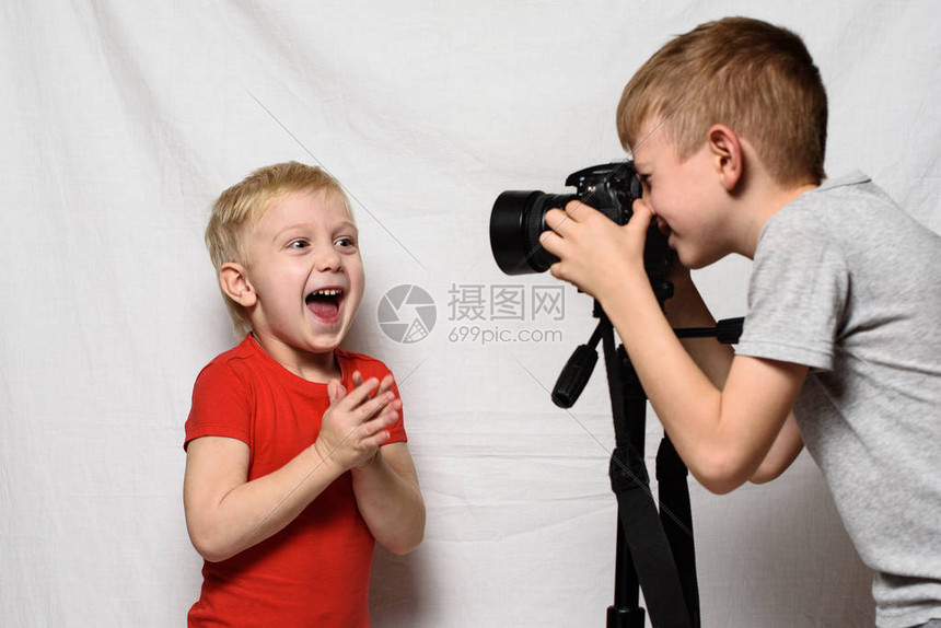 Joy男孩们用SLR摄影机拍相图片