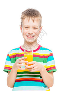 快乐的男孩与一杯新鲜橙子汁图片
