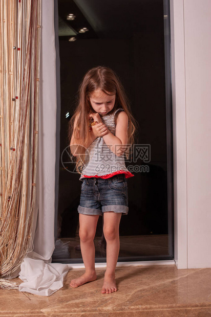 小女孩站在窗台上望着窗外一个站在窗台上的图片