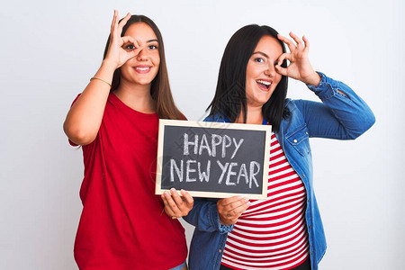 美丽的女人在孤立的白色背景上拿着黑板新年贺词图片