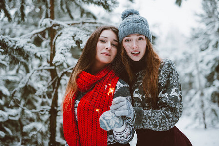 在雪地拥抱拍照的女孩们图片