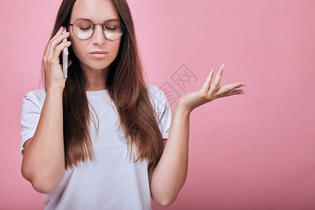 穿着白色t恤戴着眼镜长着深棕色头发的快乐酷迷人的女孩情绪化图片