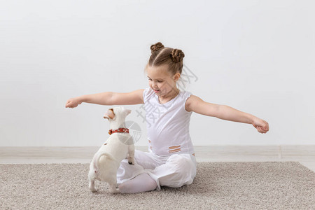 童年宠物和狗的概念小狗和穿白衬衫的图片