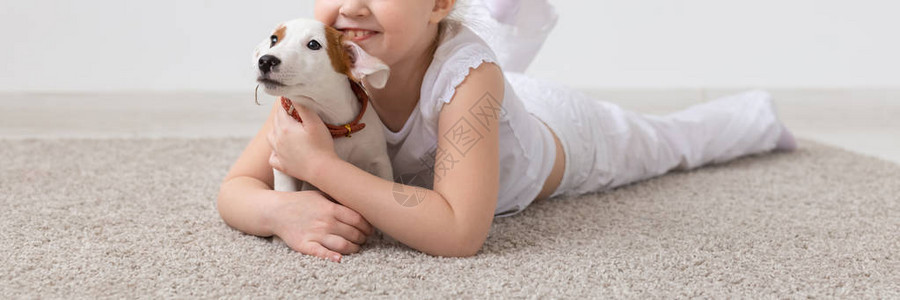 宠物儿童和动物概念可爱的小女孩和有趣的图片
