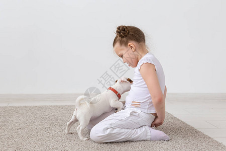 宠物儿童和动物概念坐在地板上喂小图片