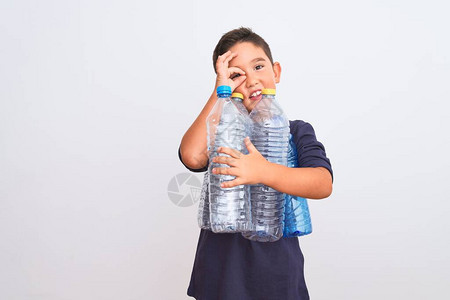 回收塑料瓶的漂亮男孩站在孤立的白色背景上图片