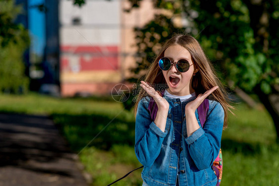 女孩学生少年夏天在大自然中在牛仔裤衣服图片