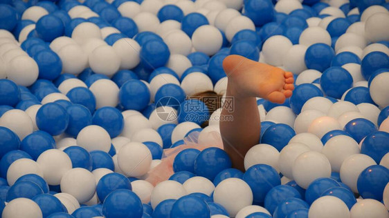一个孩子的脚从一个操场上的蓝白气图片