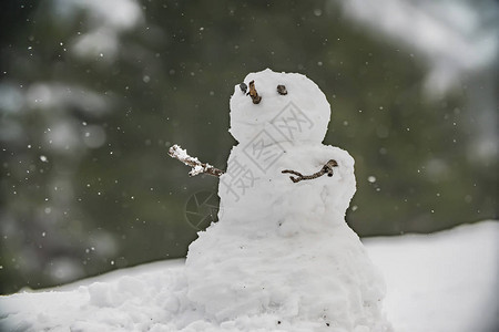 冬天雪地上的圣诞雪人图片