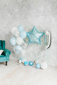 有庆祝第一个生日孩子的蓝色和银色气球的欢乐绝尘室星形和第一以轻图片