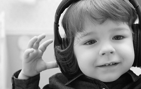 小孩用耳机黑白照片和黑图片
