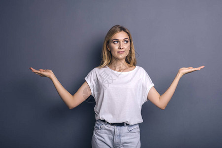 白种女人穿着中散装图片