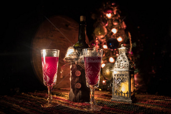 杯与圣诞装饰的酒图片