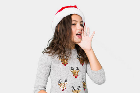 庆祝圣诞节日的小女孩大喊叫在张开的嘴附图片