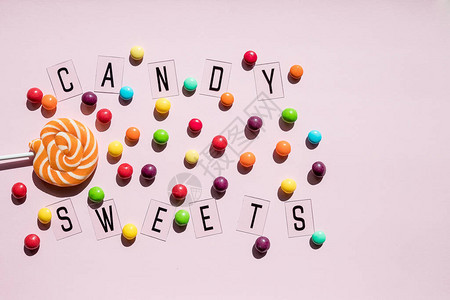 生日概念-假日食品顶视图白色上的各种甜糖果图片