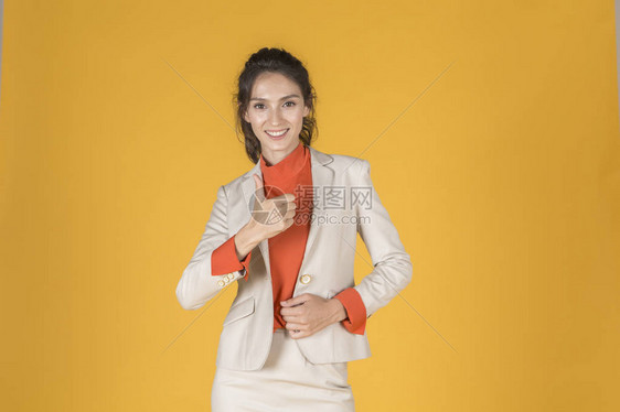 身穿西装的女商人举起大拇指或显示好或确认白背景图片