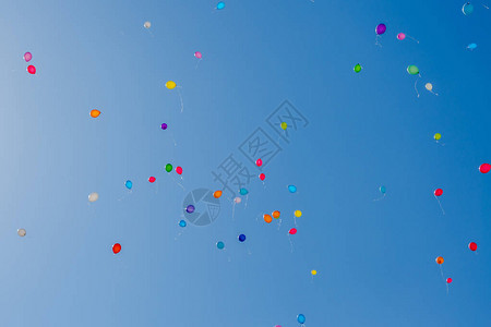 气球飞向蓝天图片