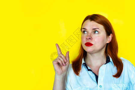 黄色背景红发女孩的肖图片