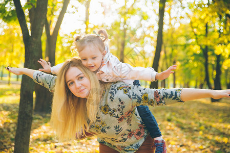 在秋天市公园家庭时间和女儿玩耍图片