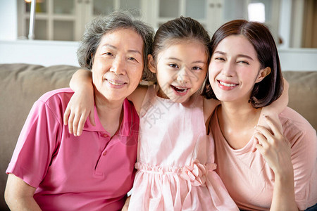 快乐的外祖母和女儿图片