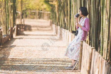 年轻女在清晨思考和放松图片