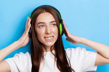 耳机的年轻女孩听音乐图片