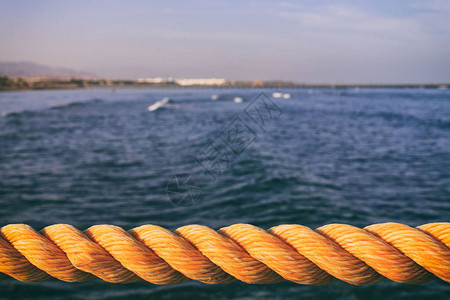 海上的绳索图片