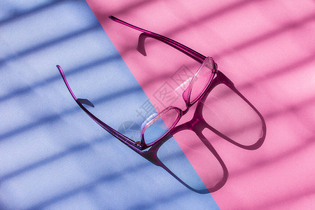 两个颜色背景的眼镜蓝色和粉红色颜图片
